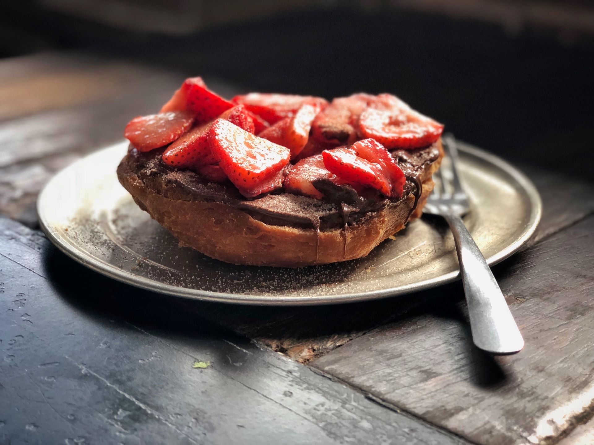 Beygla með Nutella kremi og jarðarberjum.